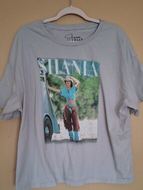 Shania Twain Graphic Band Tee — Light Gray with Turquoise Print